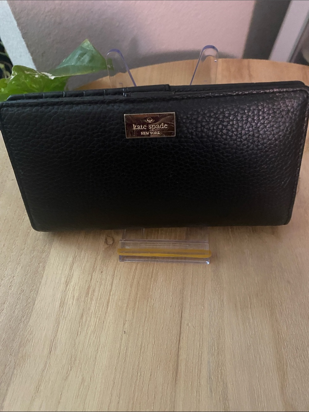 kate spade black pebbled leather zip wallet with gold plaque